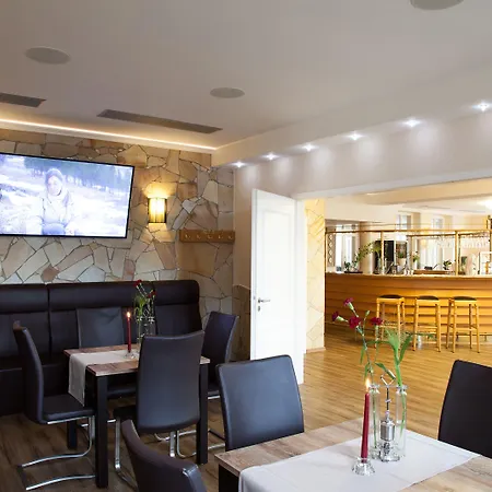 & Restaurant Zum Anker מלון 3*